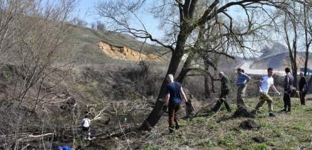 В Чистый четверг сотрудники администрации Елецкого муниципального района навели порядок в парке семейного отдыха "Иванов сад"
