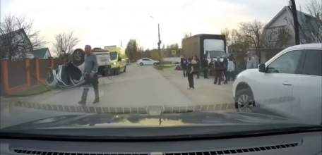 Сегодня днем в Ельце на улице Транспортной перевернулся автомобиль «Ниссан»