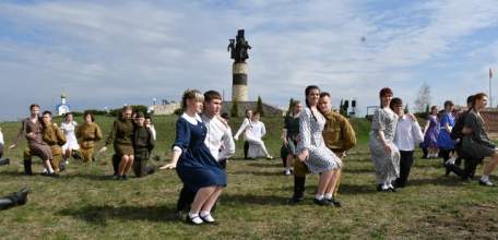 Вчера на территории военно-мемориального комплекса "Знамя Победы" прошли съёмки вальса для участия во Всероссийской акции "Память в танце. Случайный вальс"
