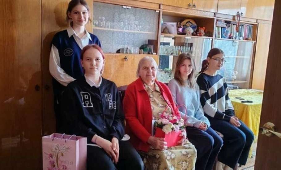 Школьники города Ельца продолжают активное участие в региональном социальном проекте "С заботой о наших ветеранах"
