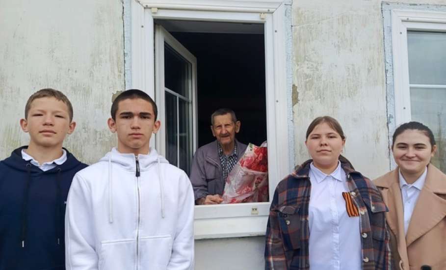 Школьники города Ельца продолжают активное участие в региональном социальном проекте "С заботой о наших ветеранах"