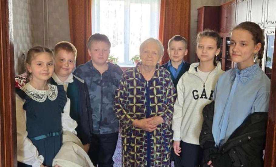 Школьники города Ельца продолжают активное участие в региональном социальном проекте "С заботой о наших ветеранах"
