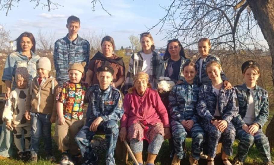 Школьники города Ельца продолжают активное участие в региональном социальном проекте "С заботой о наших ветеранах"