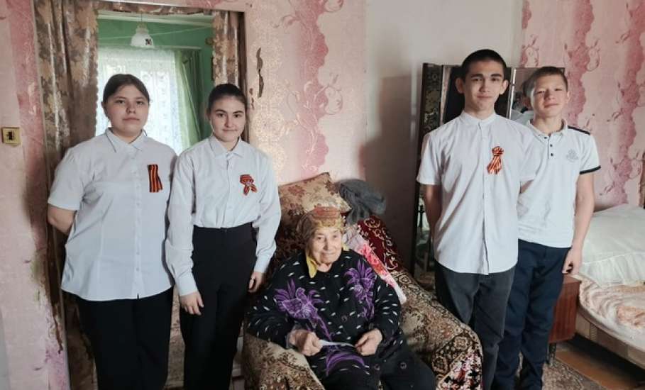Школьники города Ельца продолжают активное участие в региональном социальном проекте "С заботой о наших ветеранах"