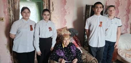 Школьники города Ельца продолжают активное участие в региональном социальном проекте "С заботой о наших ветеранах"