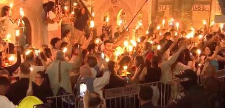 В Иерусалиме в храме Гроба Господня сошел благодатный огонь накануне Пасхи