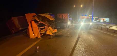 В столкновении грузовиков погиб 60-летний водитель: он стоял на обочине