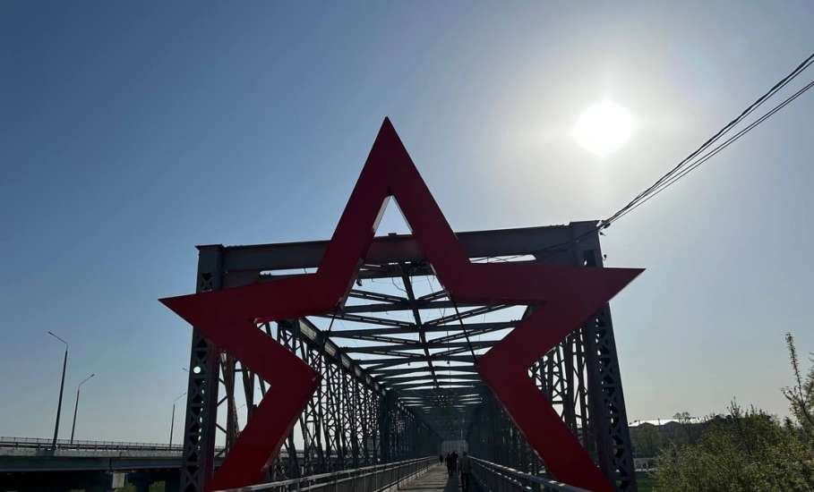 Сегодня многие ельчане заметили яркое преображение Каракумского моста!