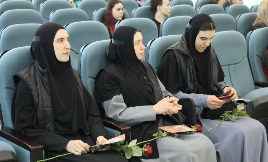 В ЕГУ им. И.А. Бунина прошел концерт в честь празднования православного женского дня святых жен-мироносиц