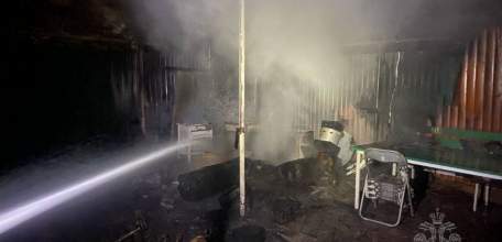 Ночью 27 апреля в Ельце на улице Новолипецкой сгорела деревянная беседка с имуществом