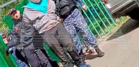 В Москве восьмиклассник пришел в школу с палками и трубами, чтобы отомстить за двойку! Он смог повалить нескольких сотрудников Росгвардии!