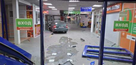 В Липецке «Приора» заехала в магазин!