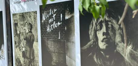 В Ельце на улице Коммунаров работает фотовыставка, посвященная Дню Победы