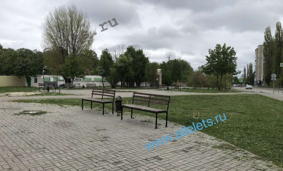 В Ельце сегодня преобразился «сквер» в 5-ом микрорайоне. Подстригли траву
