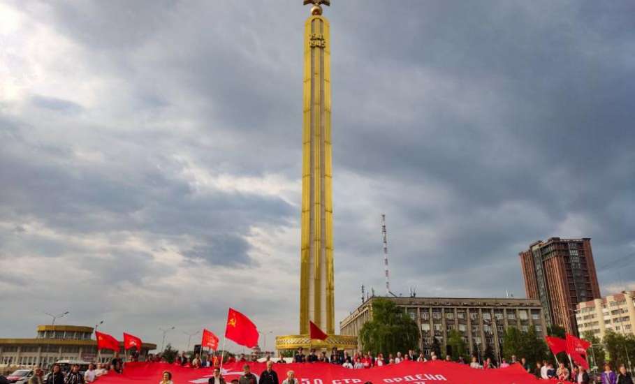 Гигантскую копию Знамени Победы развернули в Ельце и Липецке!