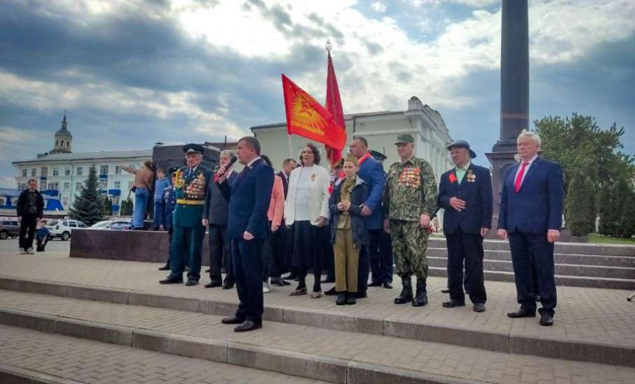 Гигантскую копию Знамени Победы развернули в Ельце и Липецке!