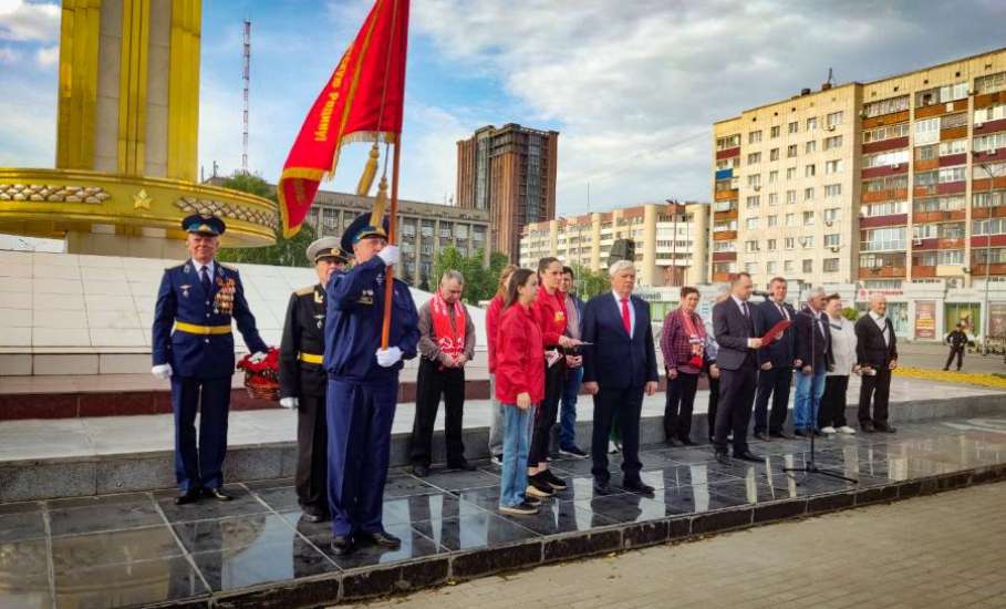 Гигантскую копию Знамени Победы развернули в Ельце и Липецке!