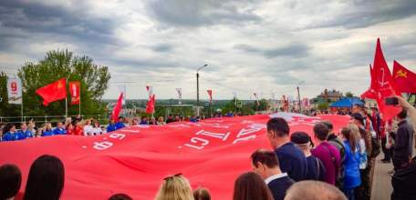 Гигантскую копию Знамени Победы развернули в Ельце и Липецке!