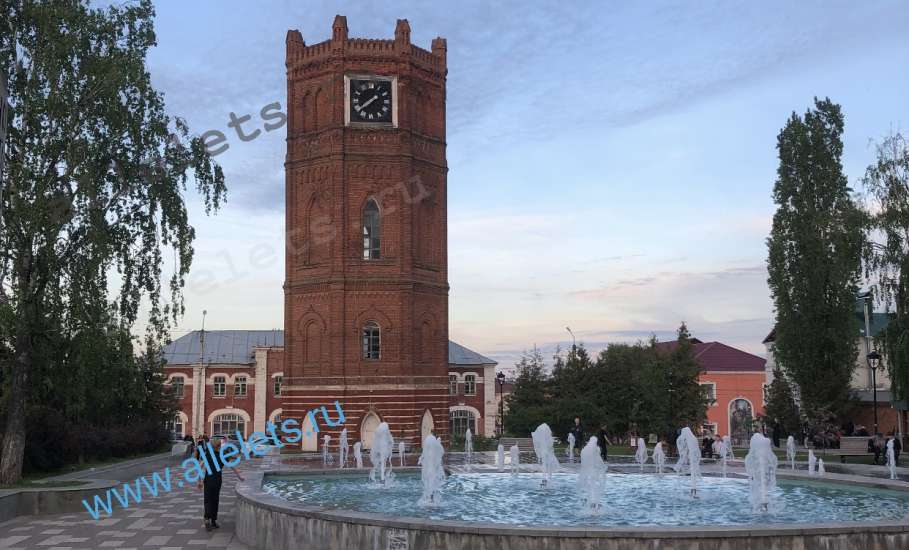 В Ельце сегодня заработали фонтаны! Аж 2 штуки на весь Елец!