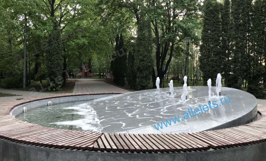 В Ельце сегодня заработали фонтаны! Аж 2 штуки на весь Елец!