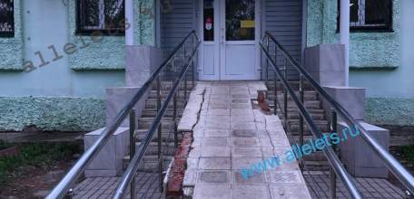 Людям с ограниченными возможностями невозможно добраться по разбитому пандусу до двери аптеки №92 в Ельце!