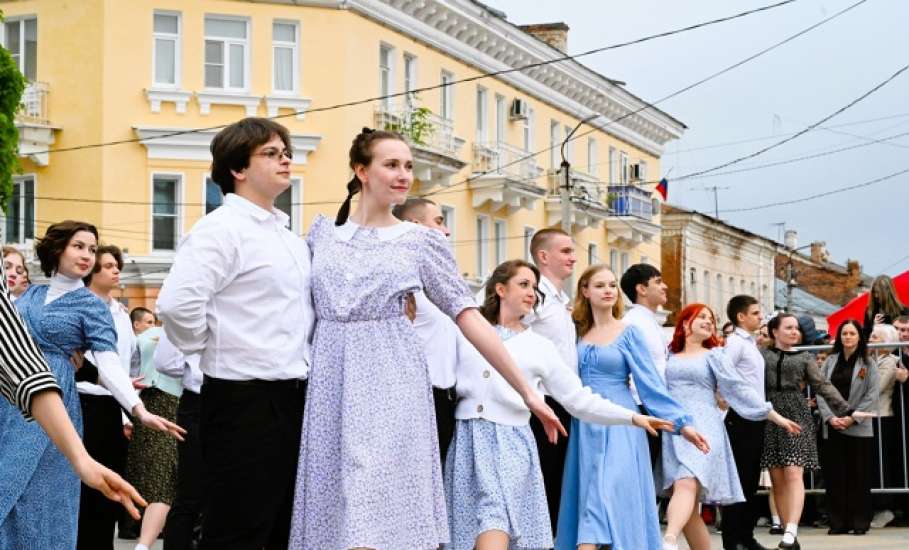 В Ельце прошел «Вальс Победы»