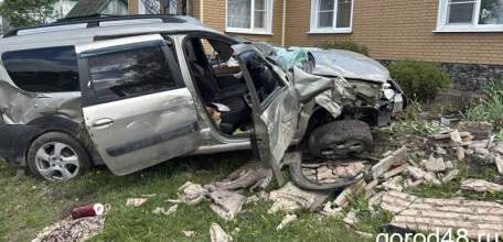 «Лада Ларгус» разнесла забор в Елецком районе