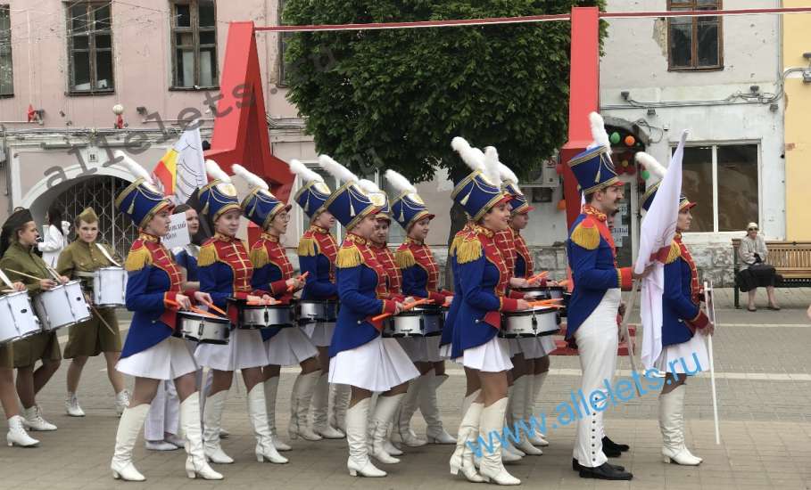 В Ельце сейчас проходит III Межрегиональный шоу-конкурс духовых оркестров и ансамблей мажореток и барабанщиц