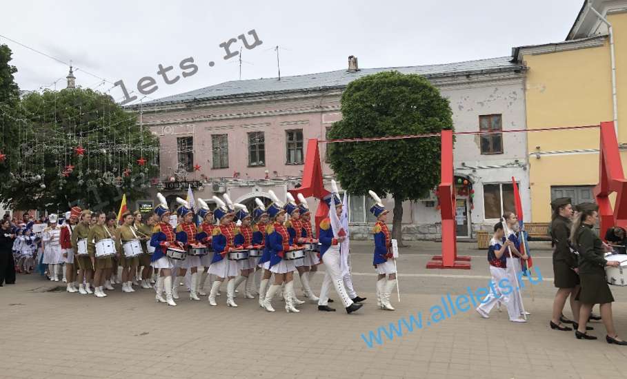 В Ельце сейчас проходит III Межрегиональный шоу-конкурс духовых оркестров и ансамблей мажореток и барабанщиц