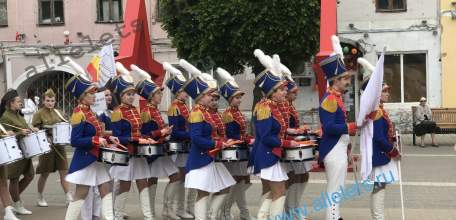 В Ельце сейчас проходит III Межрегиональный шоу-конкурс духовых оркестров и ансамблей мажореток и барабанщиц