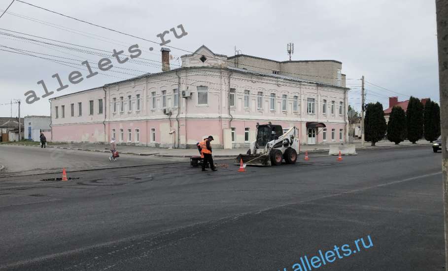 В Ельце укладывают новый асфальт по улице Орджоникидзе