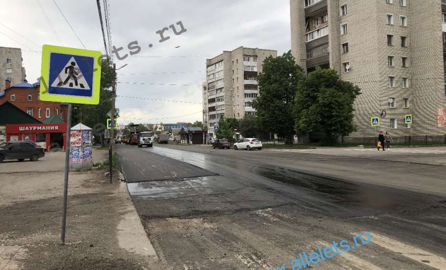В Ельце укладывают новый асфальт по улице Орджоникидзе