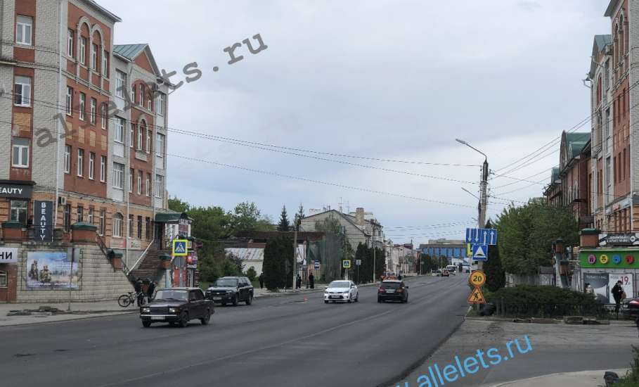 В Ельце укладывают новый асфальт по улице Орджоникидзе