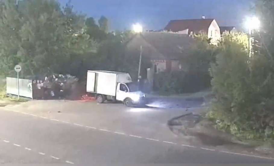 Вчера в Ельце неизвестный из «Газели» выбросил на мусорку днём новогодние ёлки, а вечером забрал назад!