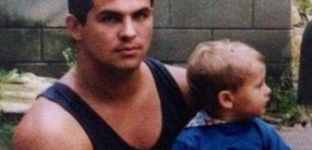 Спикер облсовета Владимир Сериков поделился архивным фото, где он вместе со своим отцом