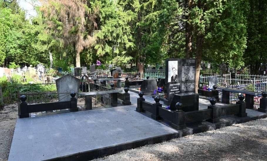 В Ельце благоустроили могилу Героя Великой Отечественной войны Бориса Сидельникова