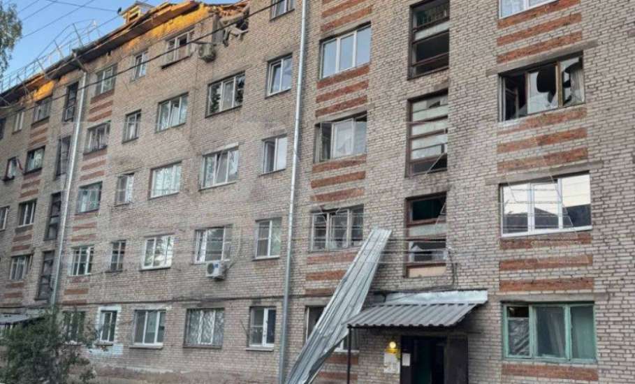 После массированной атаки беспилотников в Тульской области, один из БПЛА врезался в пятиэтажку в Туле!