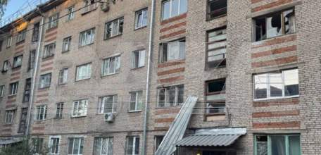 После массированной атаки беспилотников в Тульской области, один из БПЛА врезался в пятиэтажку в Туле!