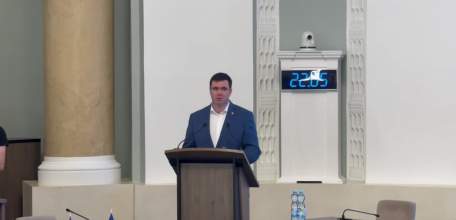 На сессии спикер облсовета Владимир Сериков объявил представителя Губернатора и Правительства Липецкой области в областном Совете депутатов