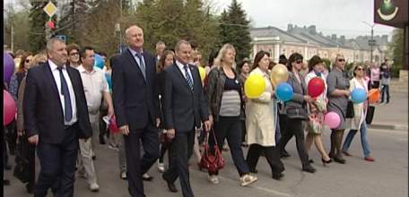 Ельчане встретили Первомай масштабной демонстрацией и  открытием обновленной Доски Почётных граждан города