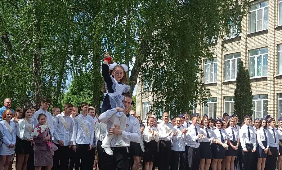 В Ельце сегодня прозвенел «последний звонок» для более 1400 школьников!