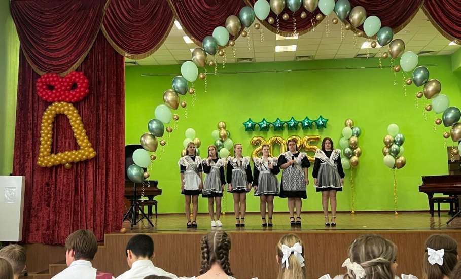 В Ельце сегодня прозвенел «последний звонок» для более 1400 школьников!