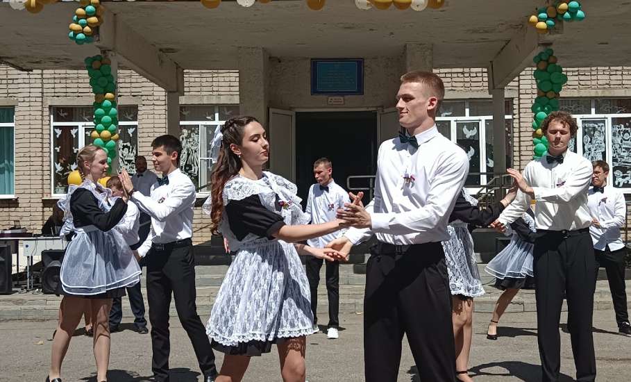 В Ельце сегодня прозвенел «последний звонок» для более 1400 школьников!
