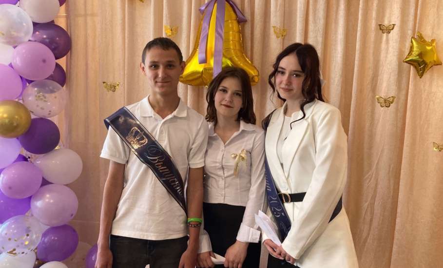 В Ельце сегодня прозвенел «последний звонок» для более 1400 школьников!