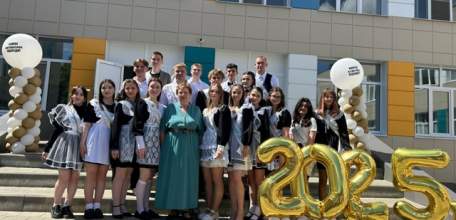 В Ельце сегодня прозвенел «последний звонок» для более 1400 школьников!