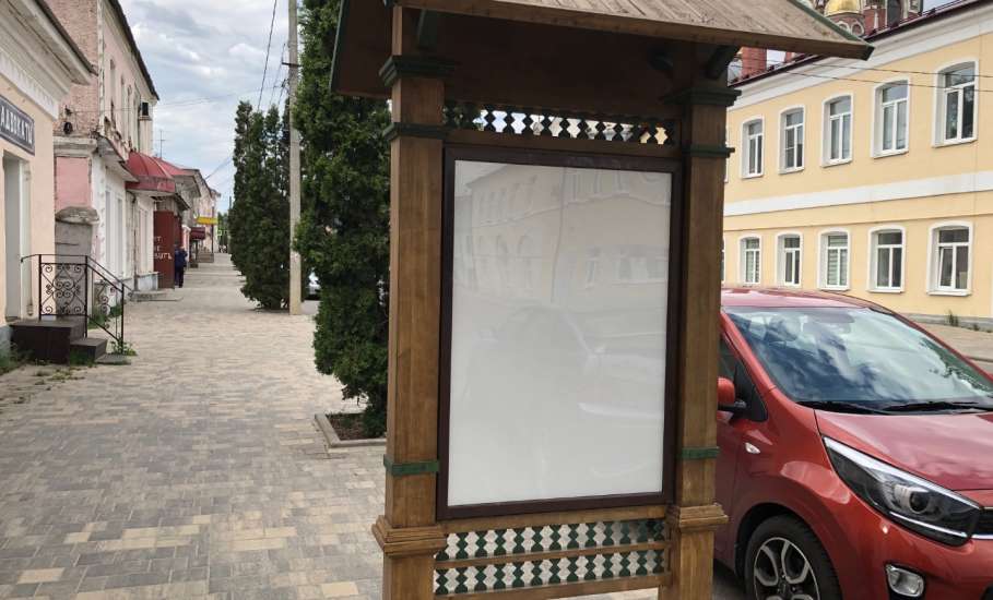 Почему по всему Ельцу «пустые окна», вместо афиш для туристов?!