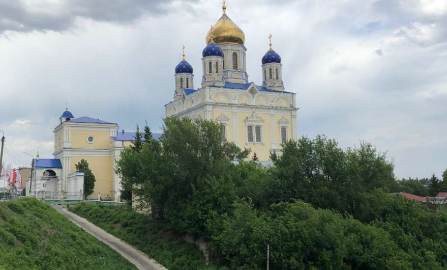 Пора бы сделать качественное благоустройство территории перед Вознесенским собором в Ельце