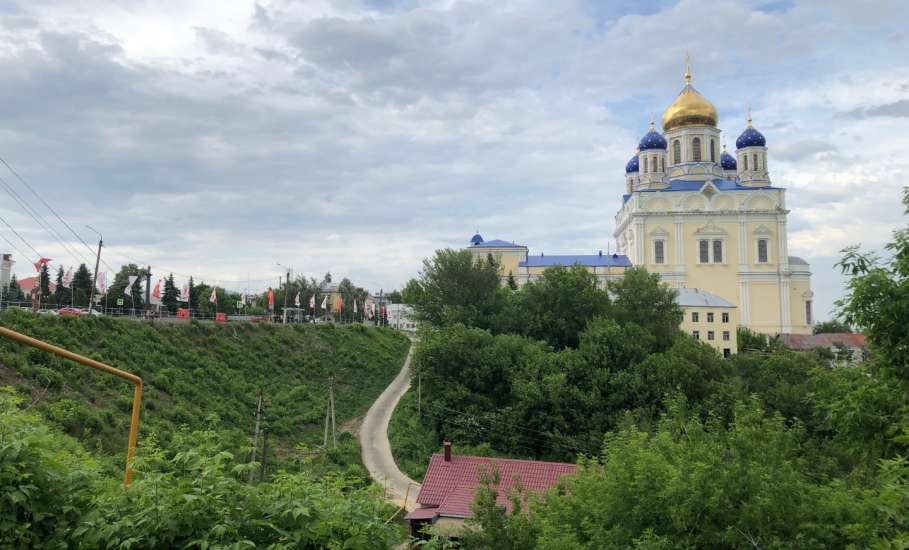 Пора бы сделать качественное благоустройство территории перед Вознесенским собором в Ельце