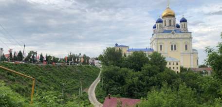 Пора бы сделать качественное благоустройство территории перед Вознесенским собором в Ельце