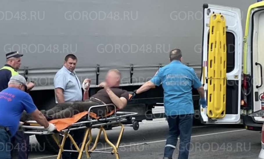 У Ельца «Тойота» въехала под грузовик
